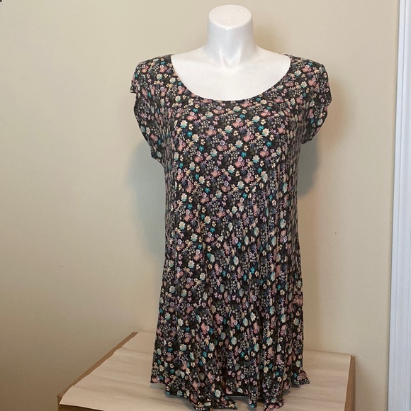 CLOSET CLEANOUT. 3 / $20 - Picture 1 of 4